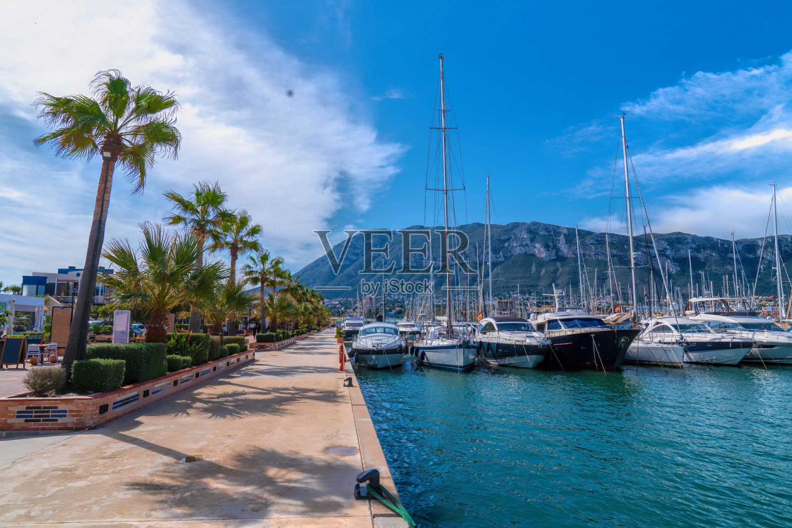 德尼亚游艇停泊在西班牙,山景和棕榈树照片摄影图片