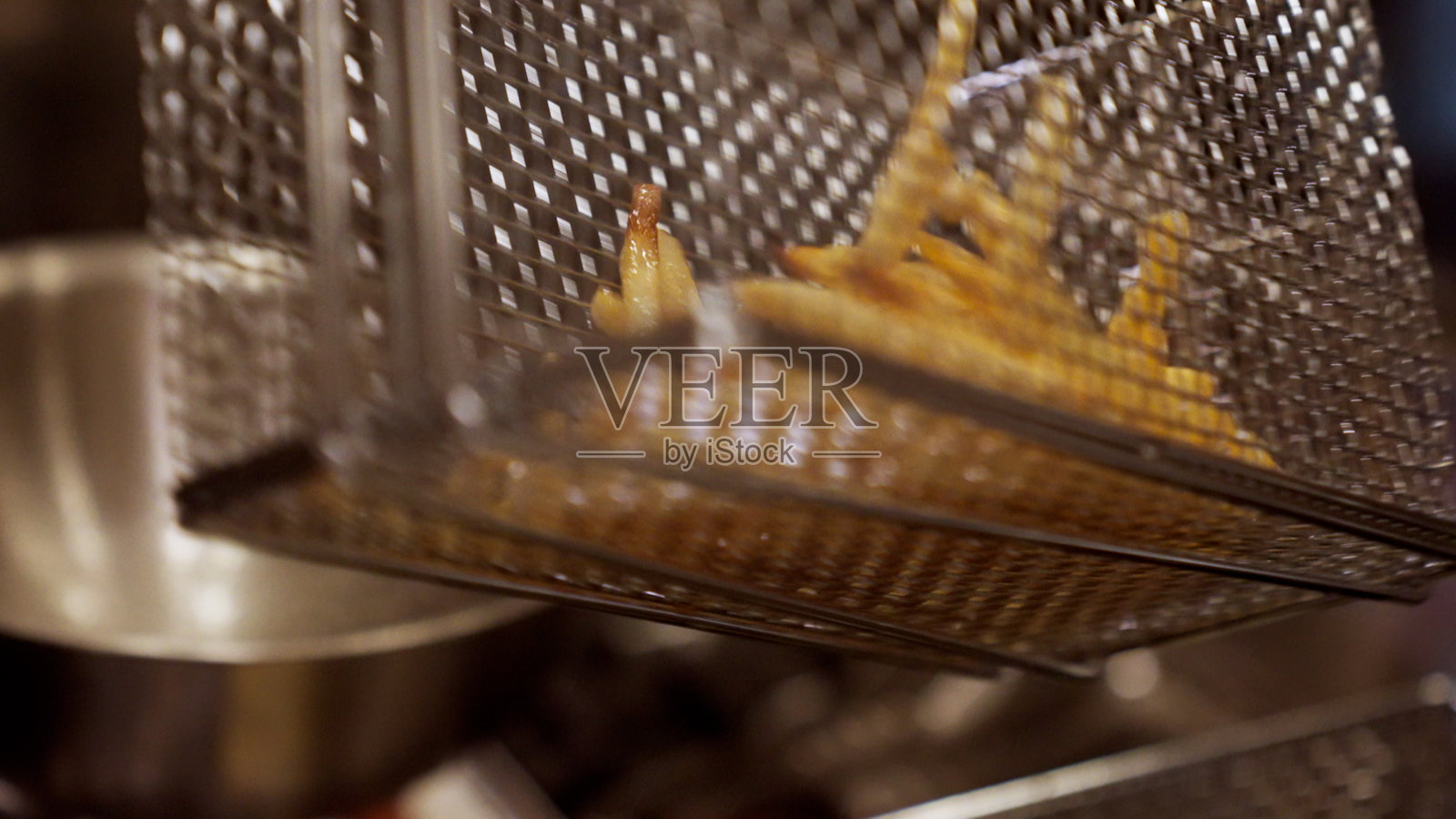 一名日本男子正在煎炸薯条。照片摄影图片