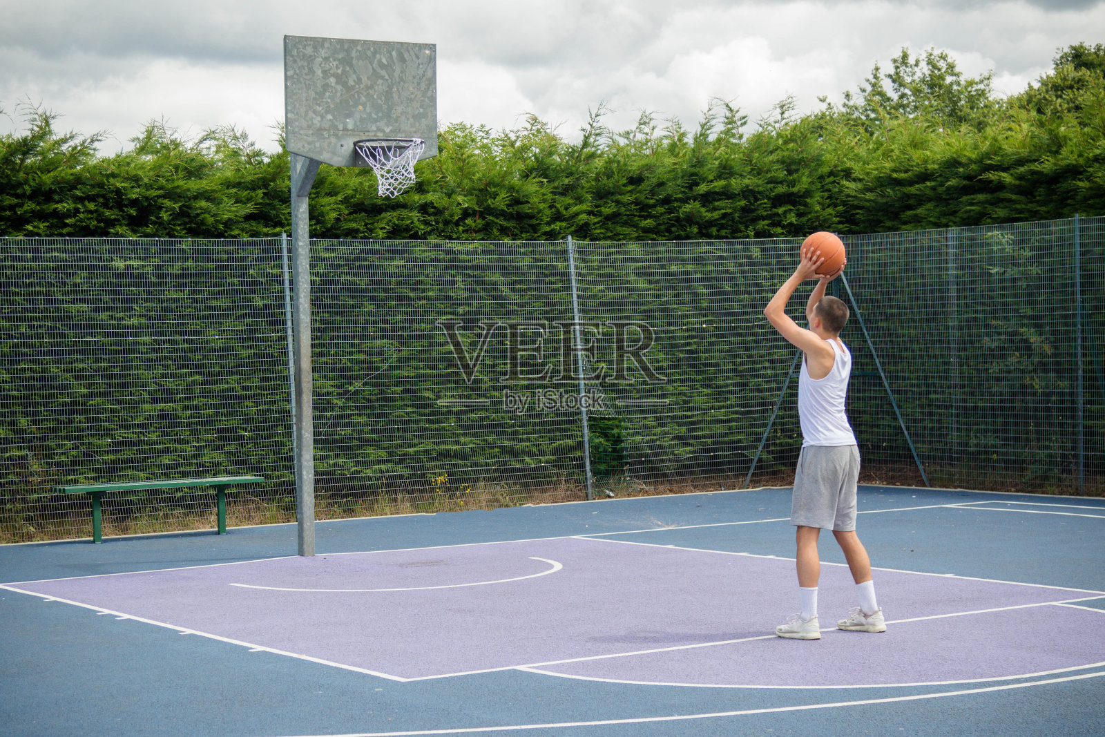 一个19岁的少年在打篮球照片摄影图片