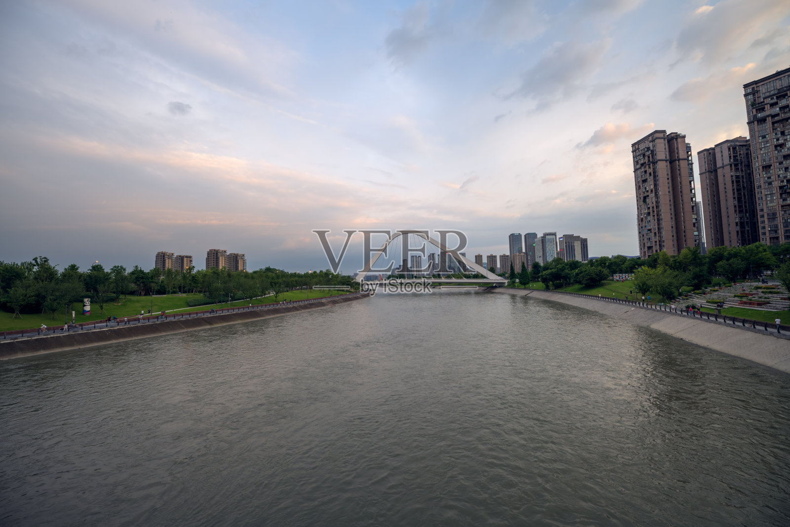 黄昏时分的成都河畔建筑照片摄影图片