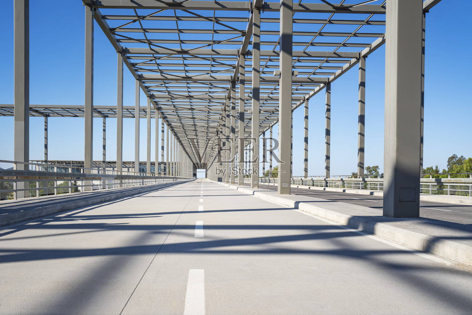 外部建筑与道路设计通向土耳其达拉曼国际公共机场的建筑。照片摄影图片