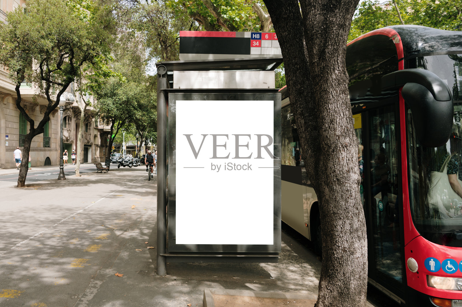 有广告牌的公交车站照片摄影图片