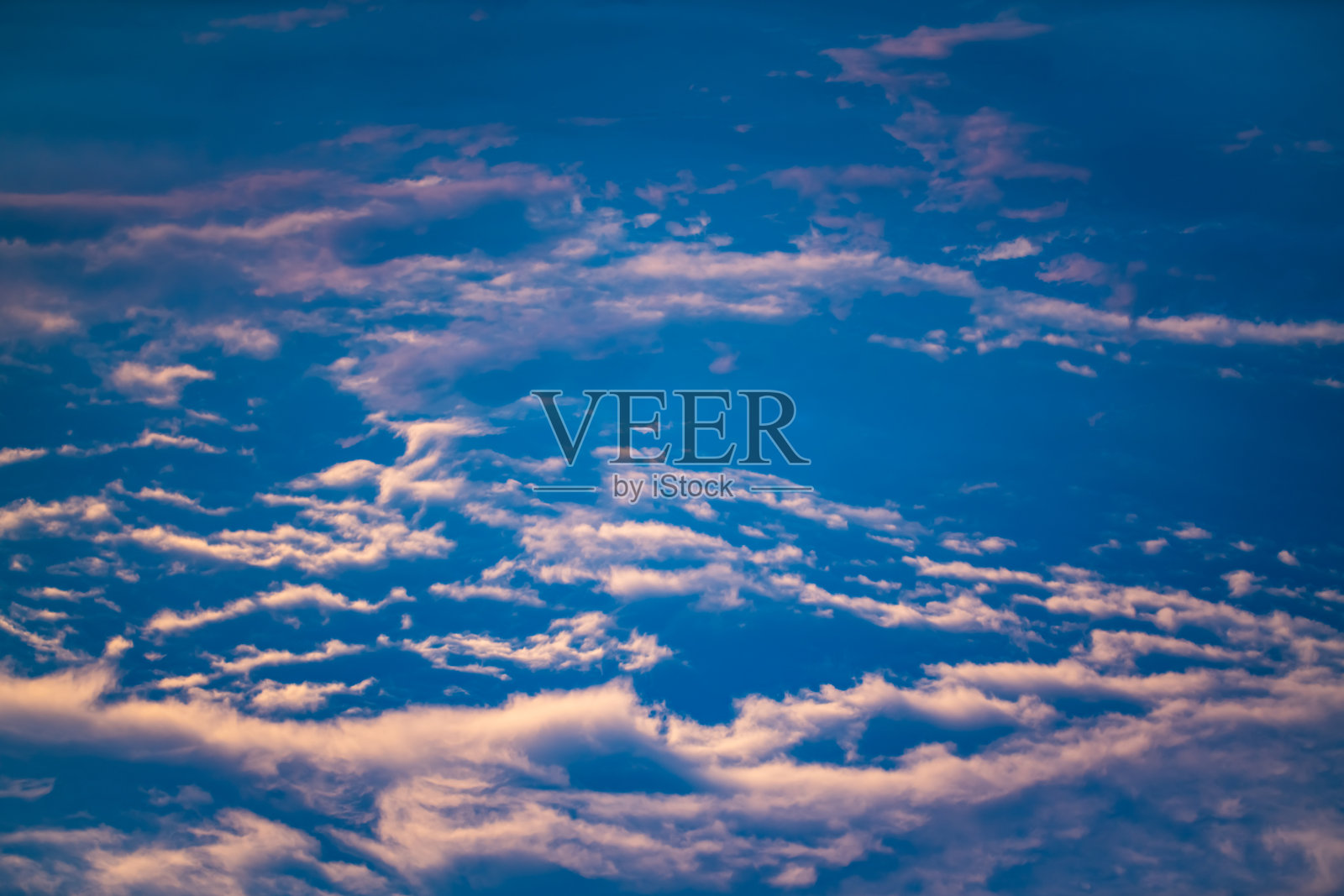 五彩缤纷的云在戏剧性的夕阳天空照片摄影图片