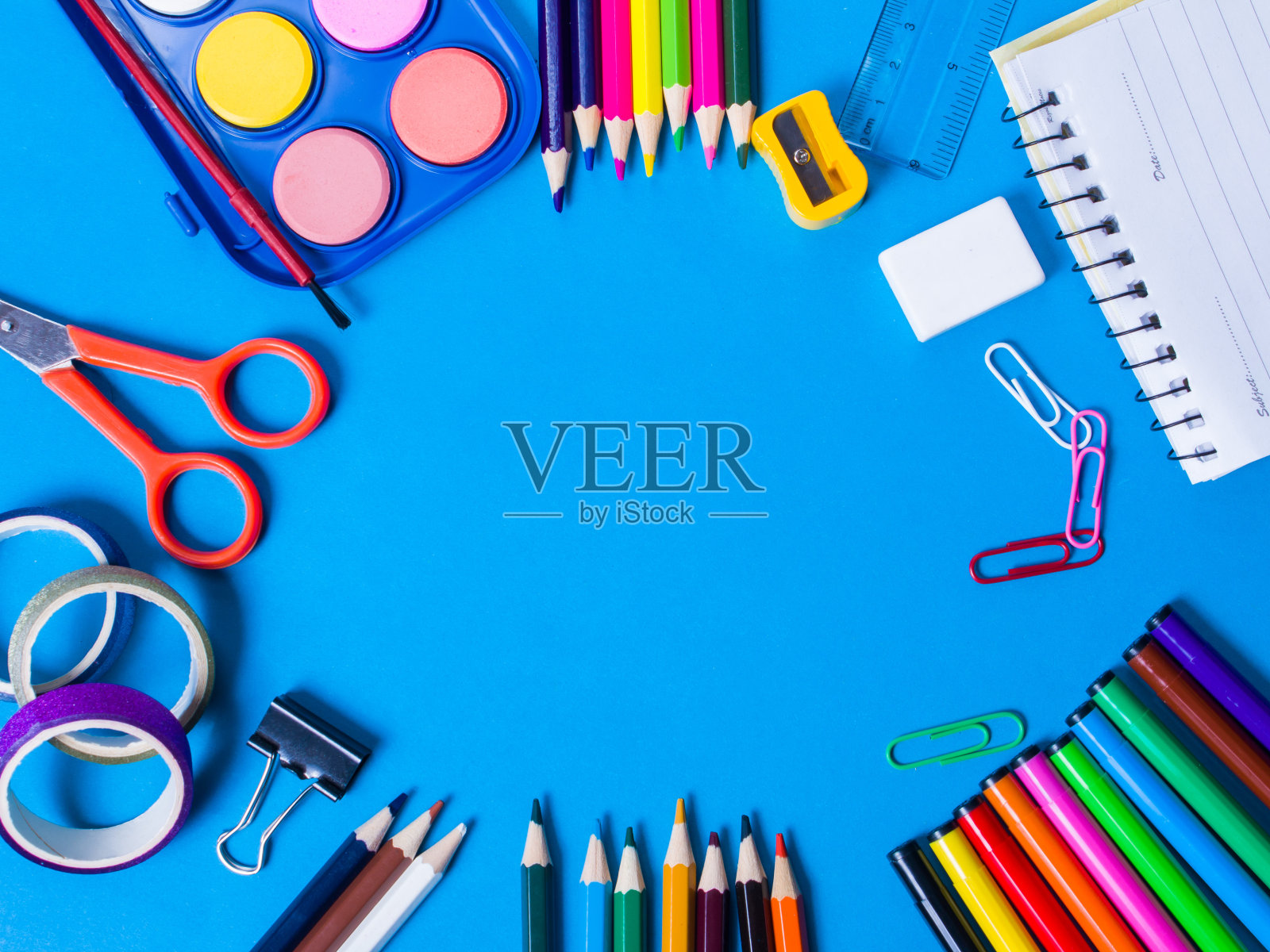 蓝色背景的学校文具照片摄影图片