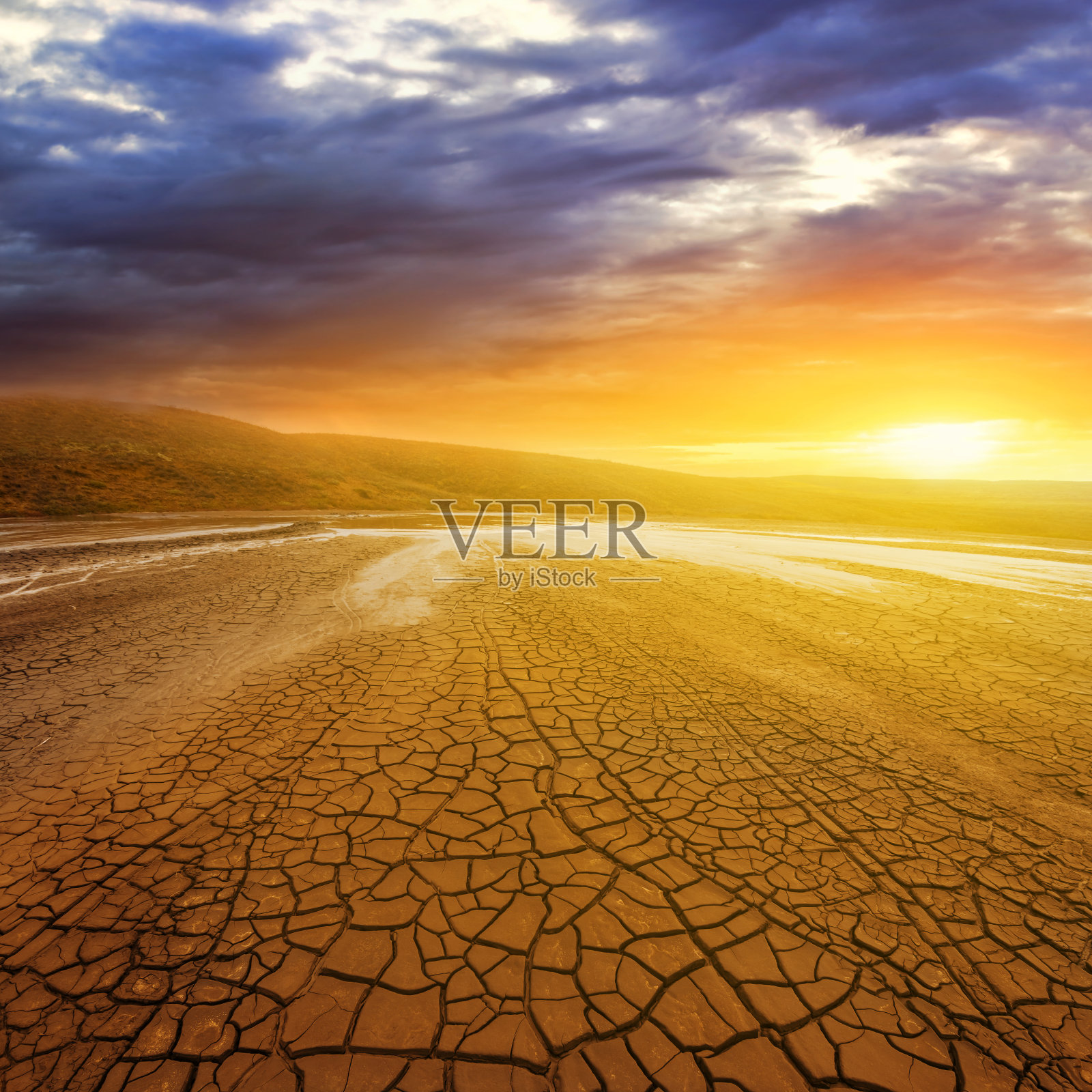 日落时干裂的大地照片摄影图片