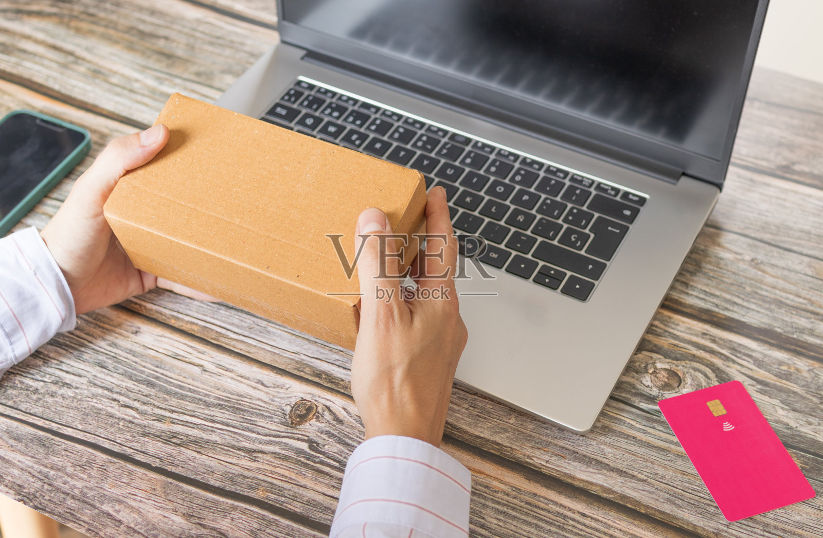 在电脑前安装在线订购箱的人进行远程办公照片摄影图片