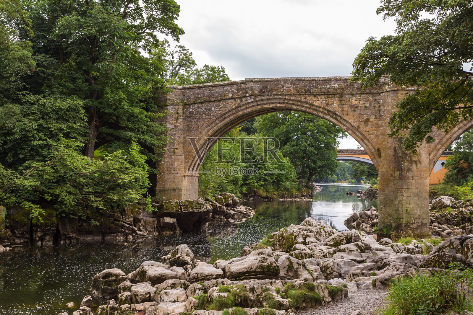 魔鬼桥横跨伦恩河在Kirkby Lonsdale,坎布里亚郡,英格兰,英国。照片摄影图片