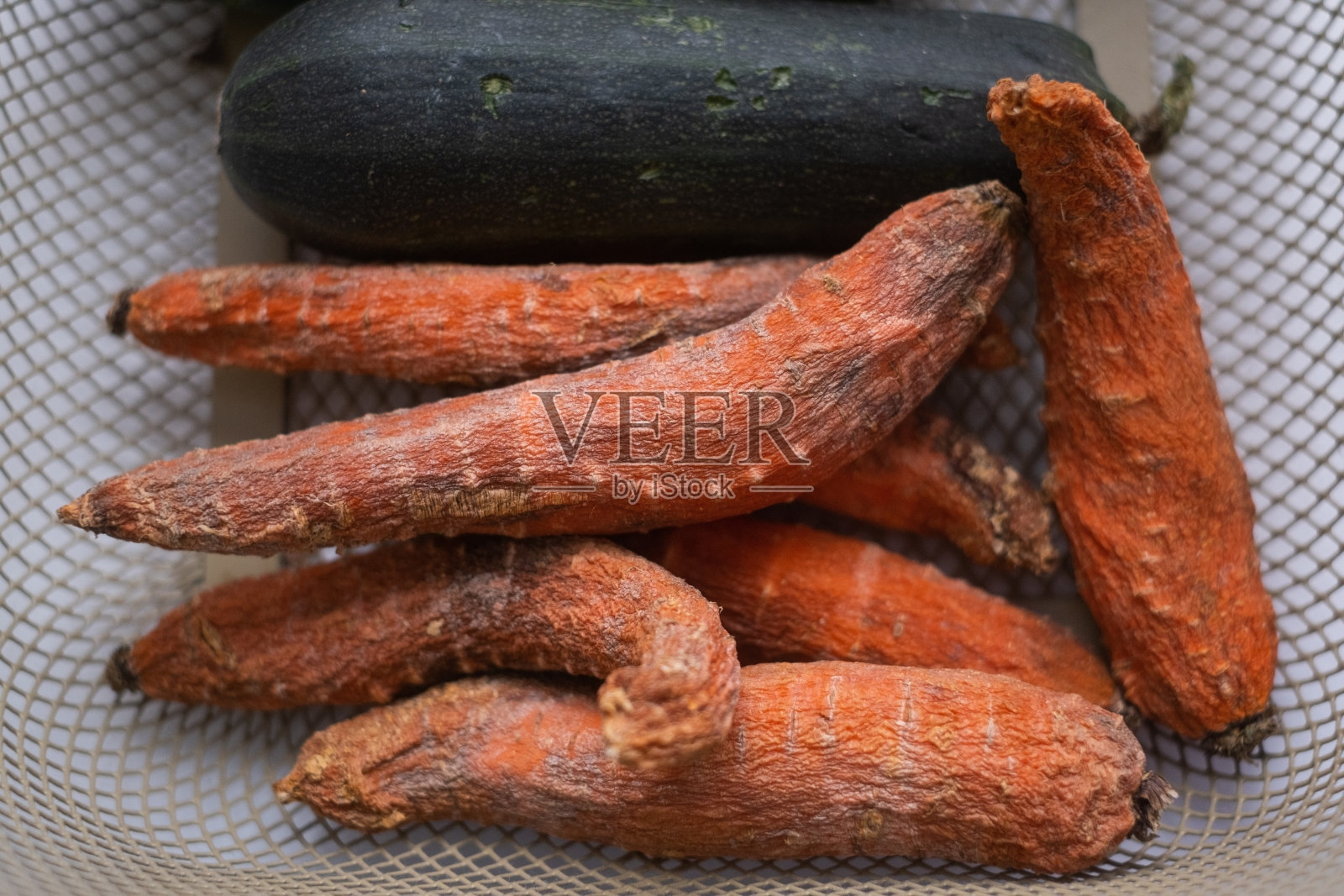 腐烂的蔬菜,卷心菜和胡萝卜。俯视图照片摄影图片