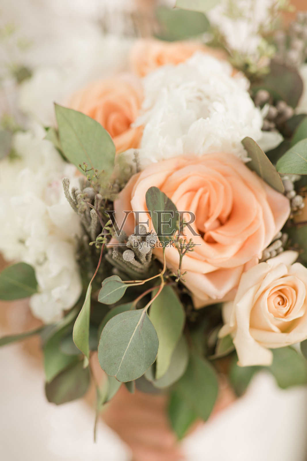 柔和柔和的婚礼花束与桃色玫瑰,白牡丹,和鼠尾草绿色桉树在棕榈滩,佛罗里达州照片摄影图片