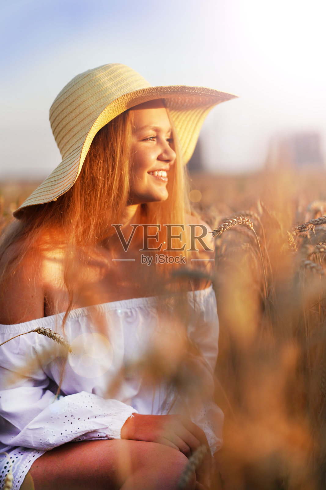 麦田里快乐的金发女郎。收割。农业业务。照片摄影图片