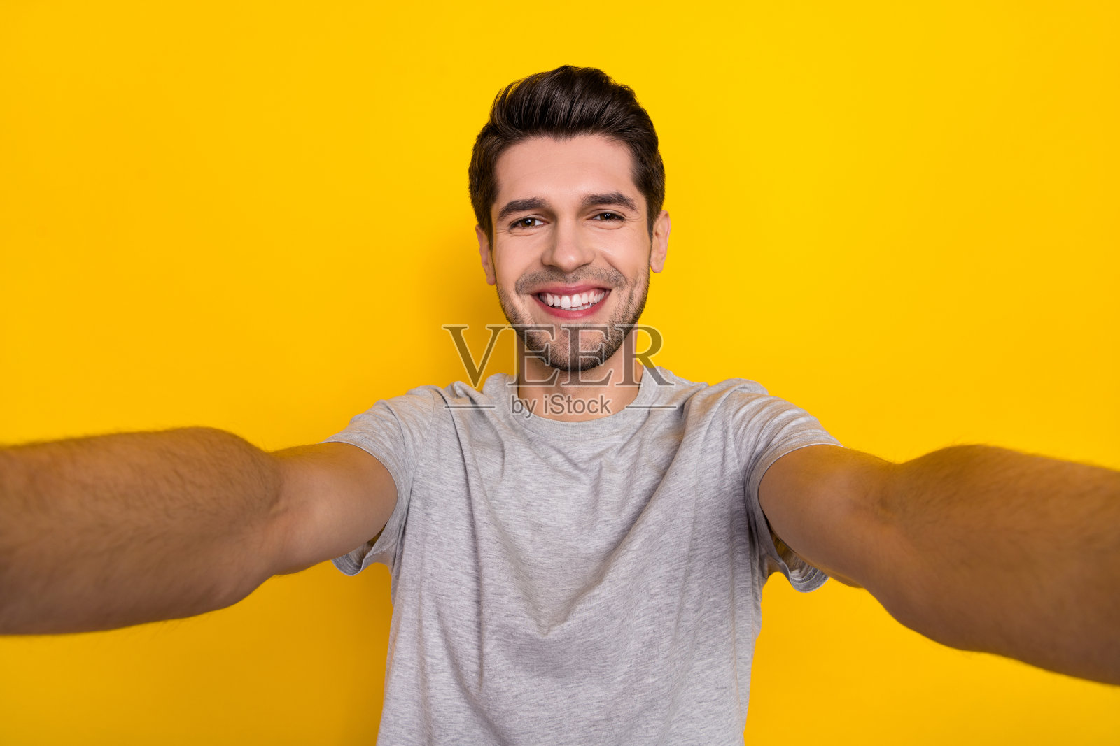 自画像有吸引力的开朗的家伙穿着短的好心情孤立在明亮的黄色背景照片摄影图片