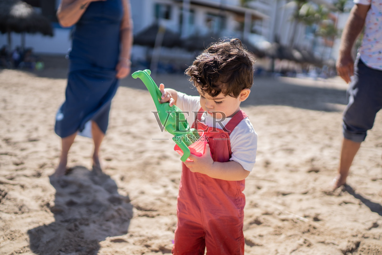 小男孩在海滩上玩耍照片摄影图片