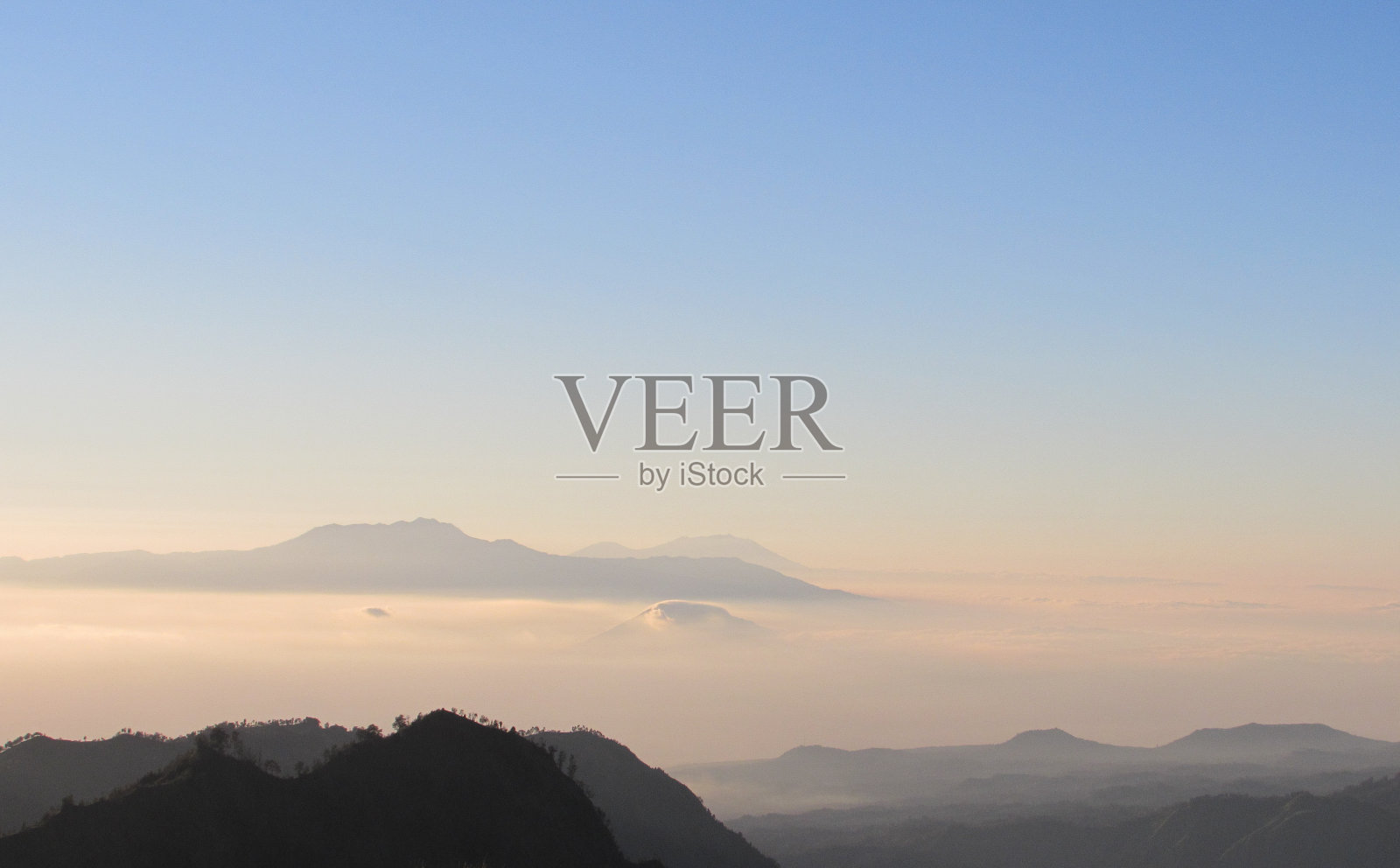 从其中一个观察点看到的火山早晨的景观。照片摄影图片