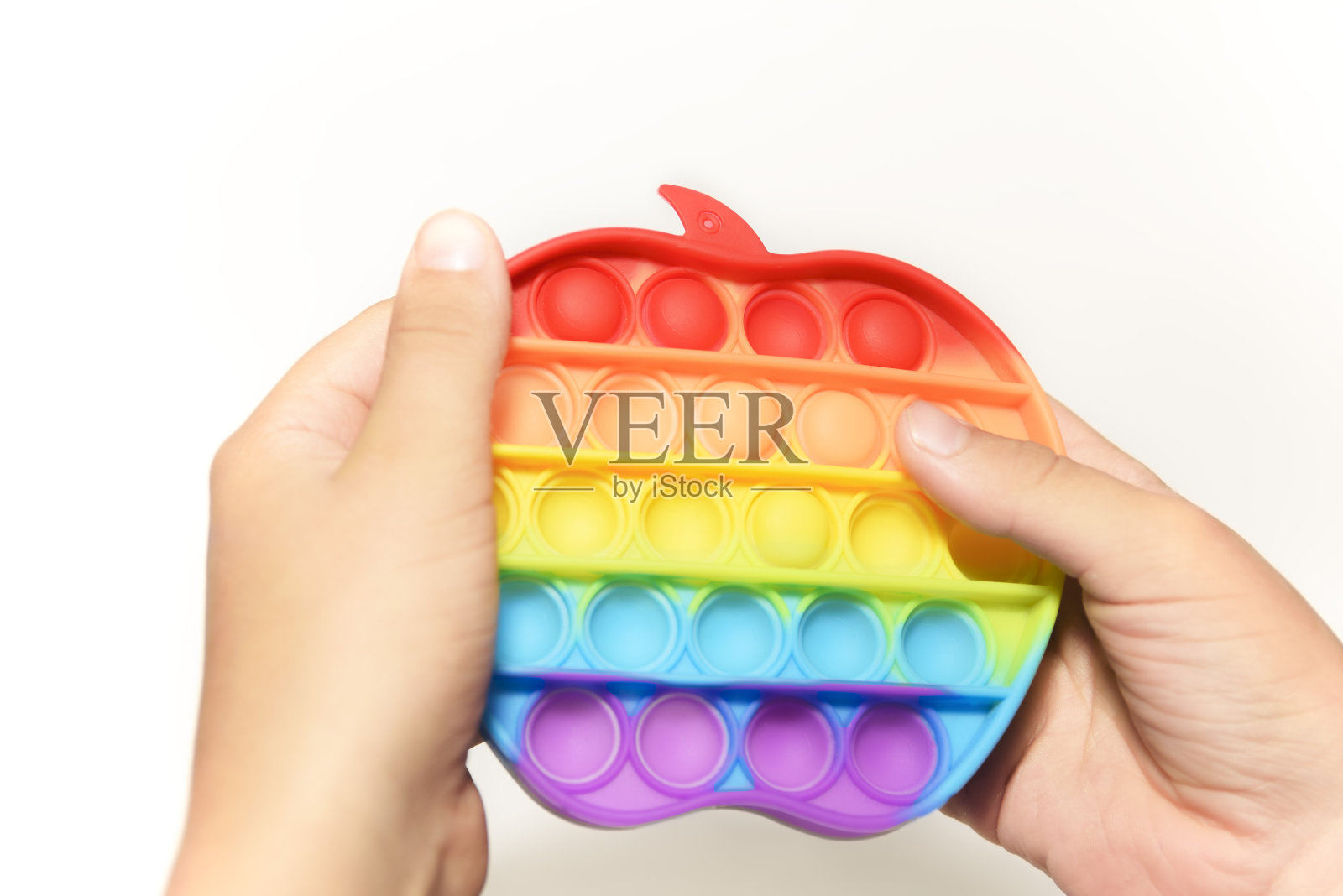 孩子玩pop it。新的抗压力玩具,为儿童和成人。照片摄影图片