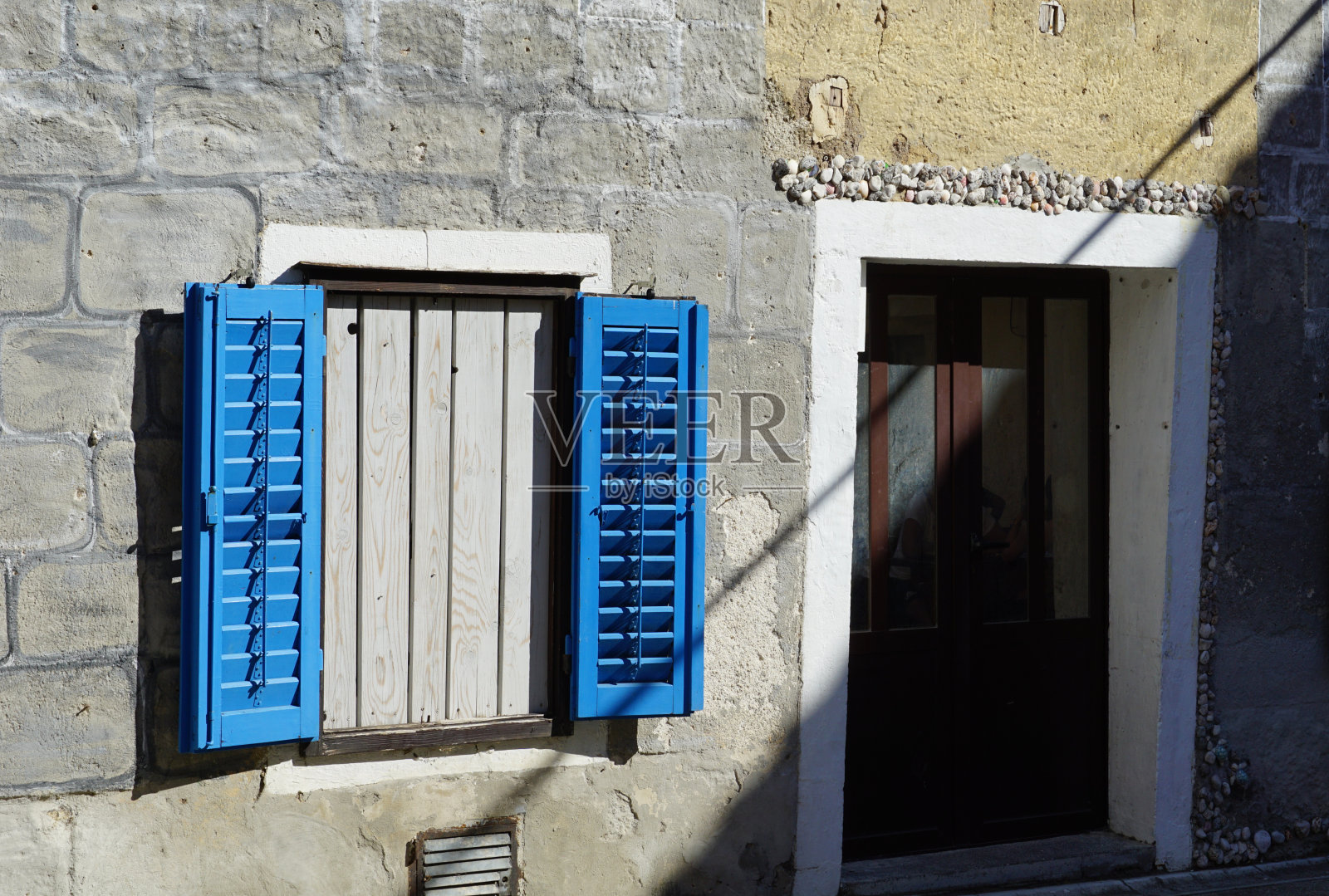 克罗地亚沿海一所废弃房屋上的传统蓝漆木棚照片摄影图片