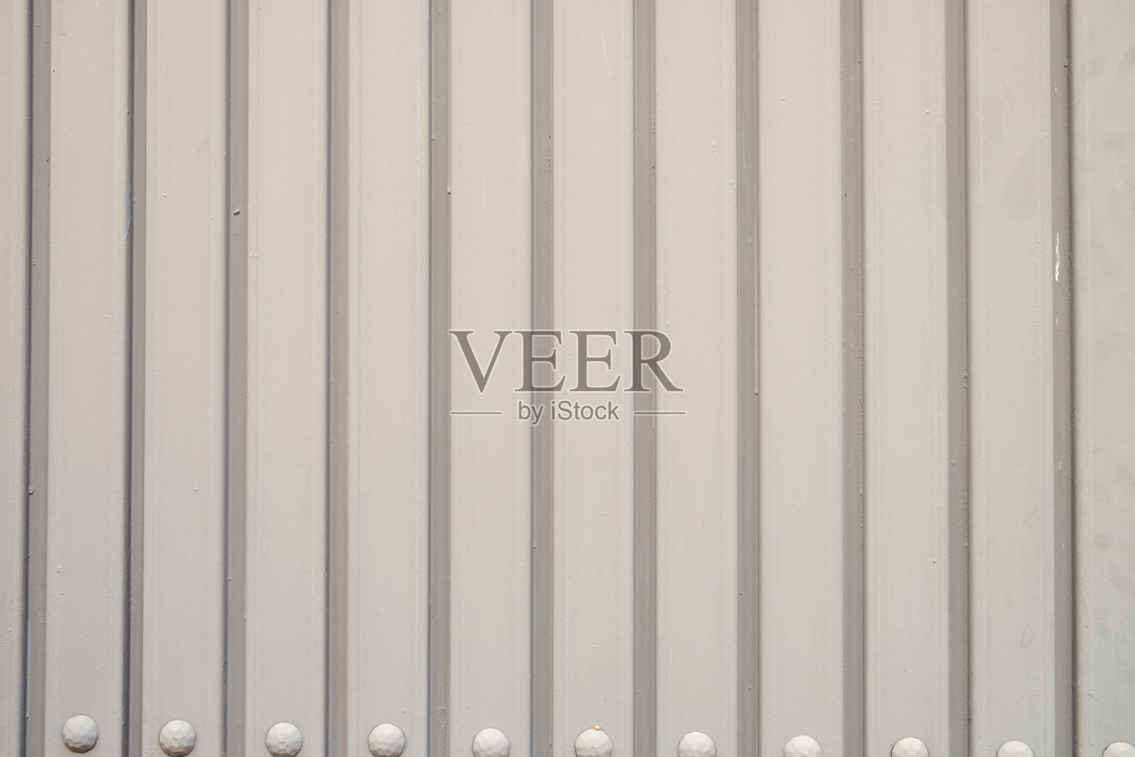 房子入口处的白色栅栏。照片摄影图片