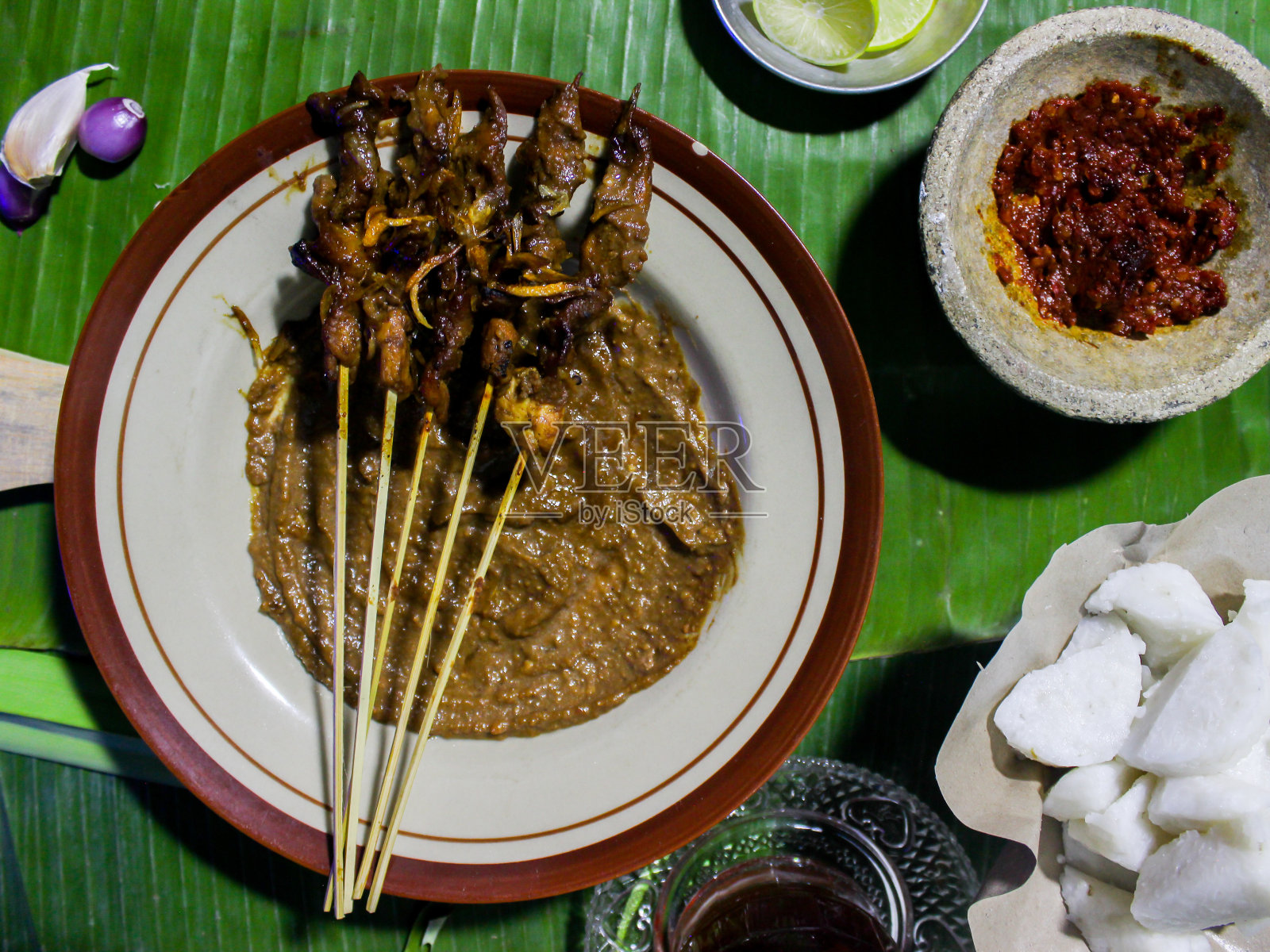 鸡肉沙茶加花生酱调味照片摄影图片