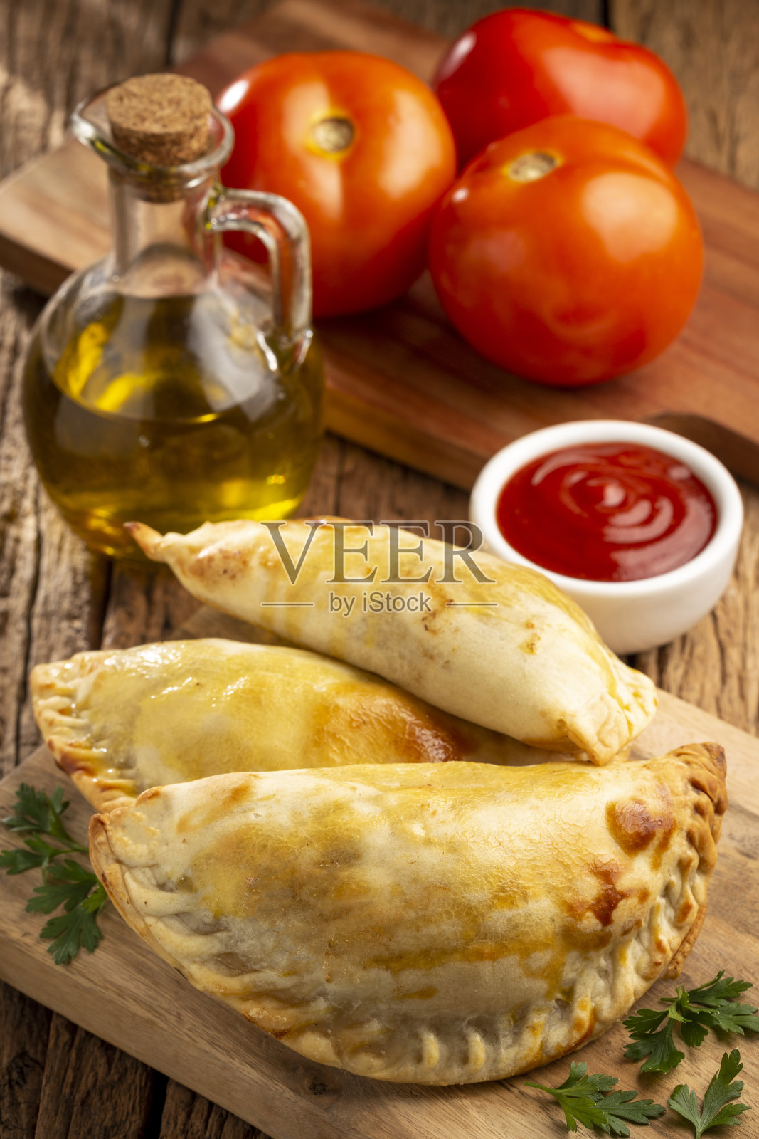 美味的辣肉馅卷饼。阿根廷的馅饼。照片摄影图片