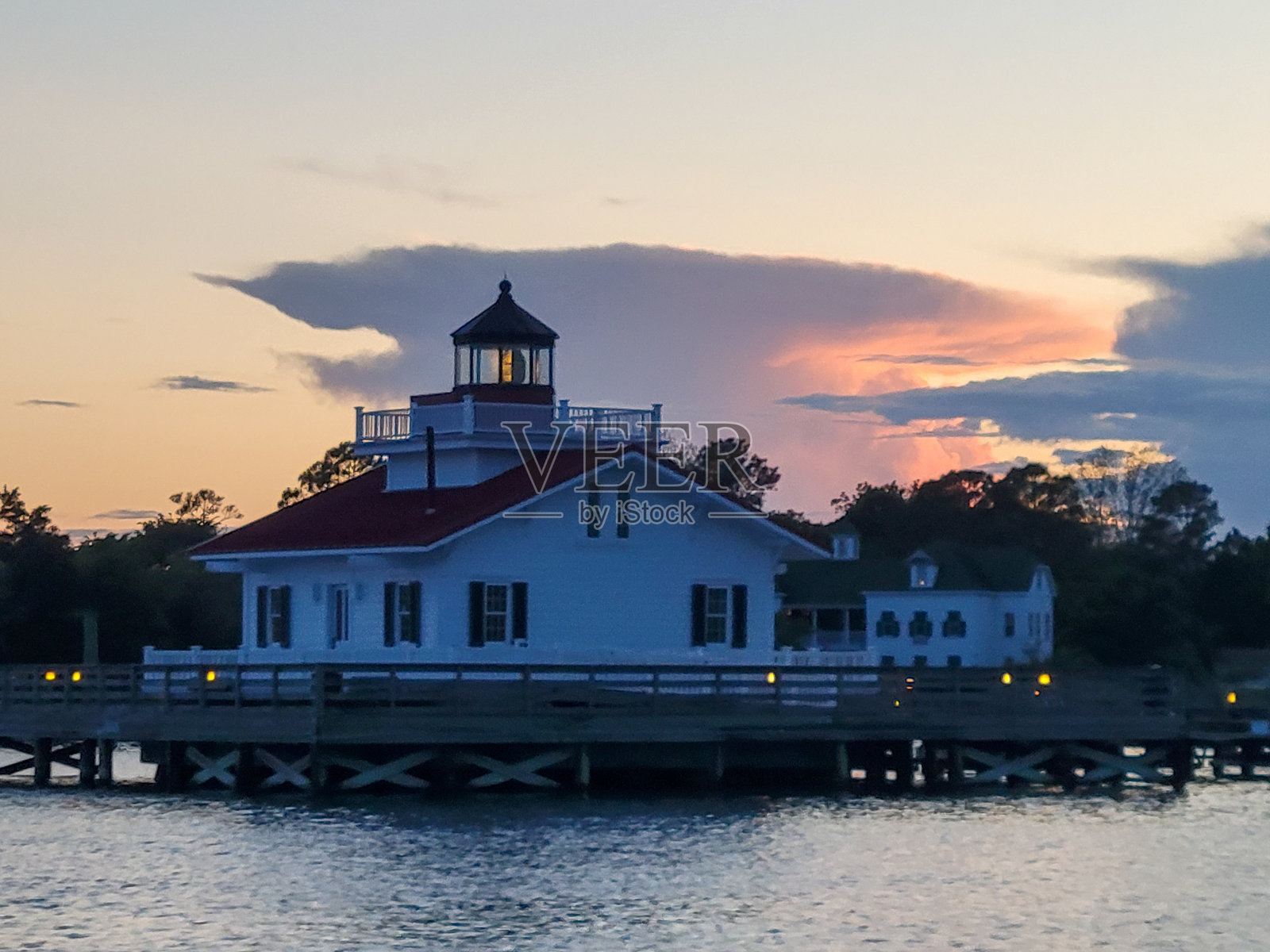 罗厄诺克沼泽灯塔后面的日落照片摄影图片