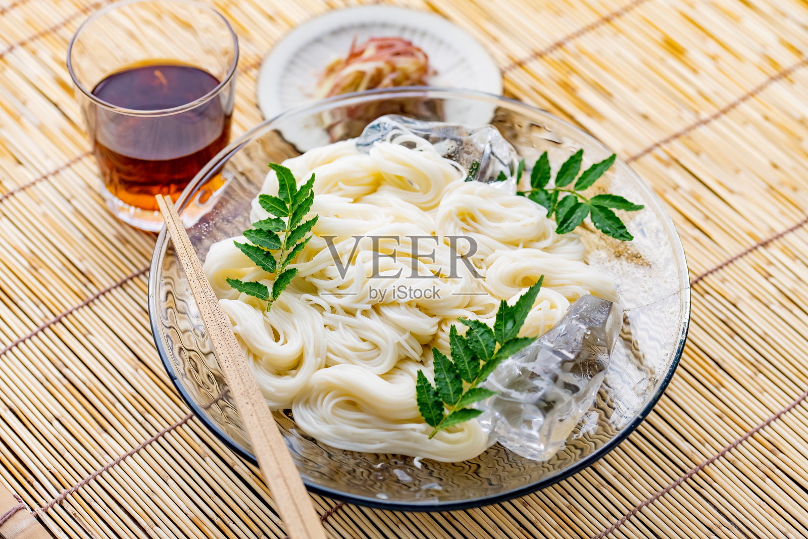 Somen面条。照片摄影图片