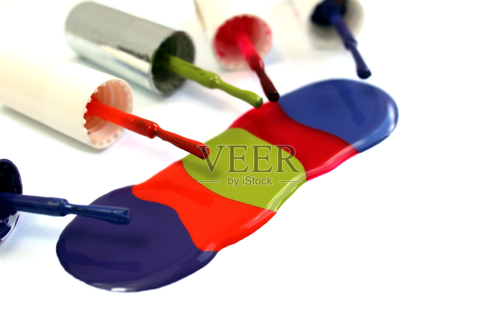 用刷子涂的不同颜色的指甲油。照片摄影图片