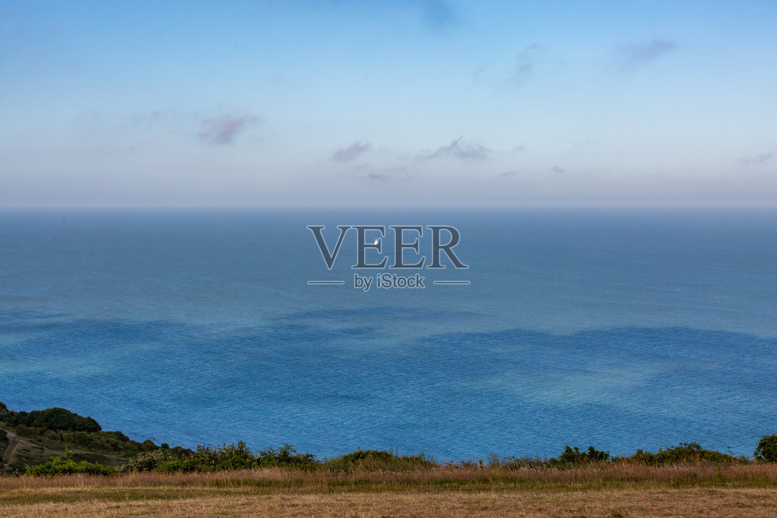 头顶蓝天,远眺大海照片摄影图片