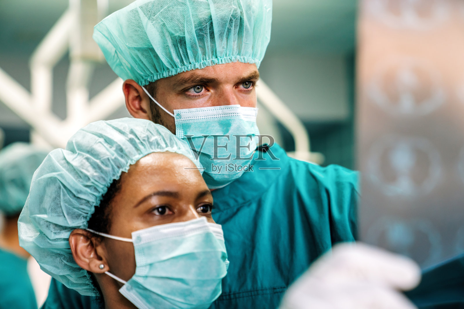 外科医生团队在手术室工作。医疗、医院的概念照片摄影图片