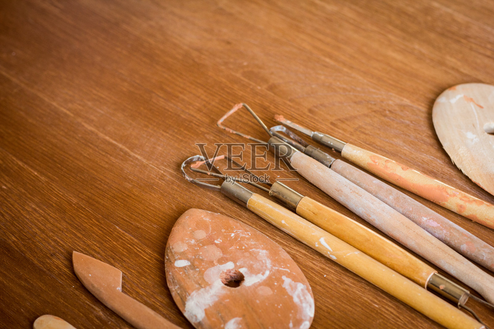 陶艺工作室设备。木制建模工具集。肋骨,环,线,缎带工具。艺术的爱好照片摄影图片