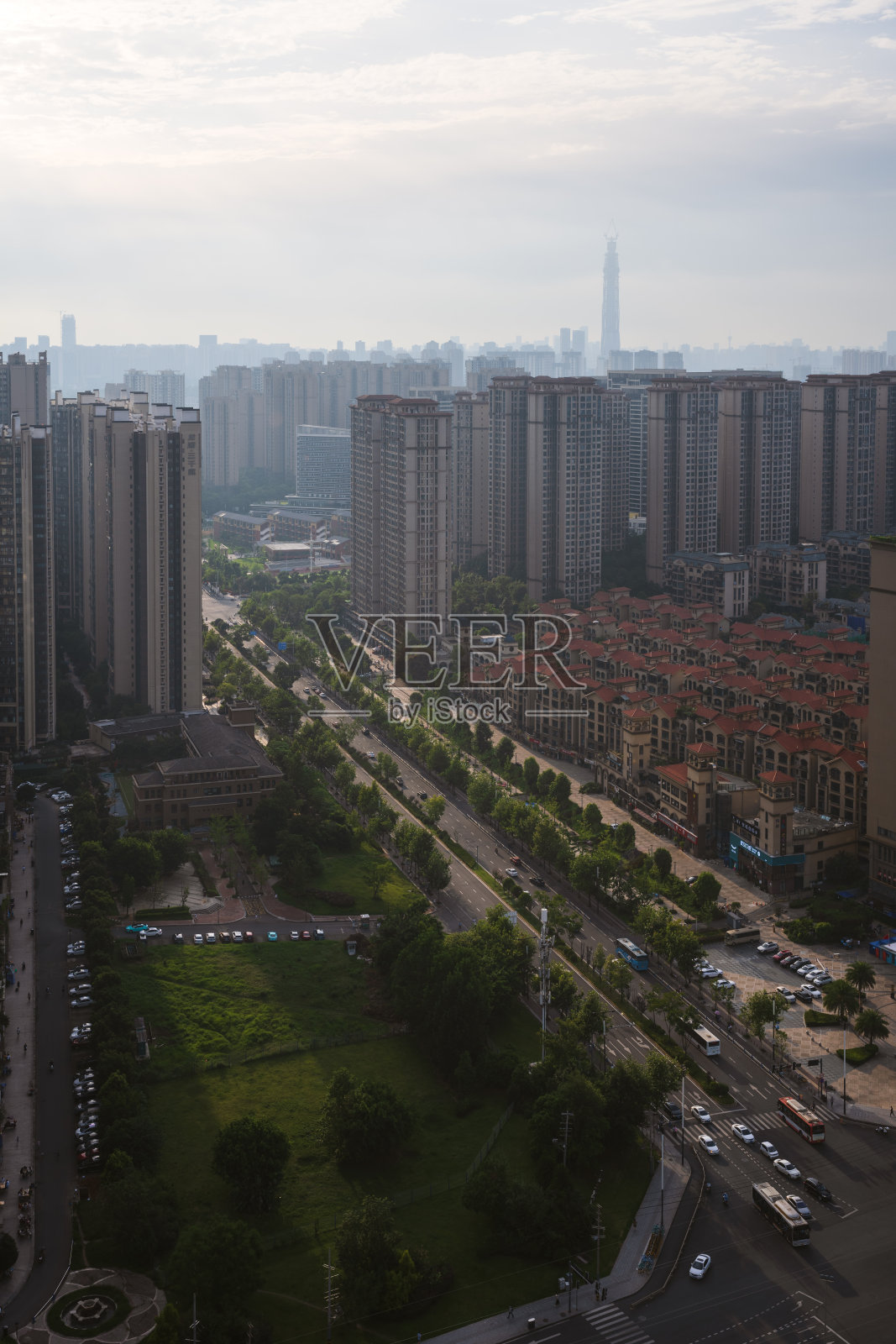 城市里的清晨日出照片摄影图片