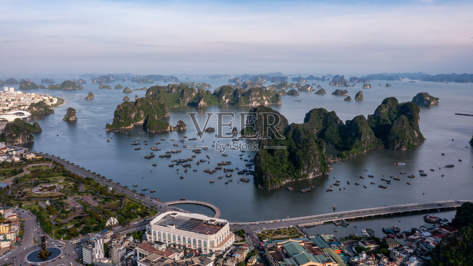 越南下龙城汉盖鸟瞰下龙湾照片摄影图片