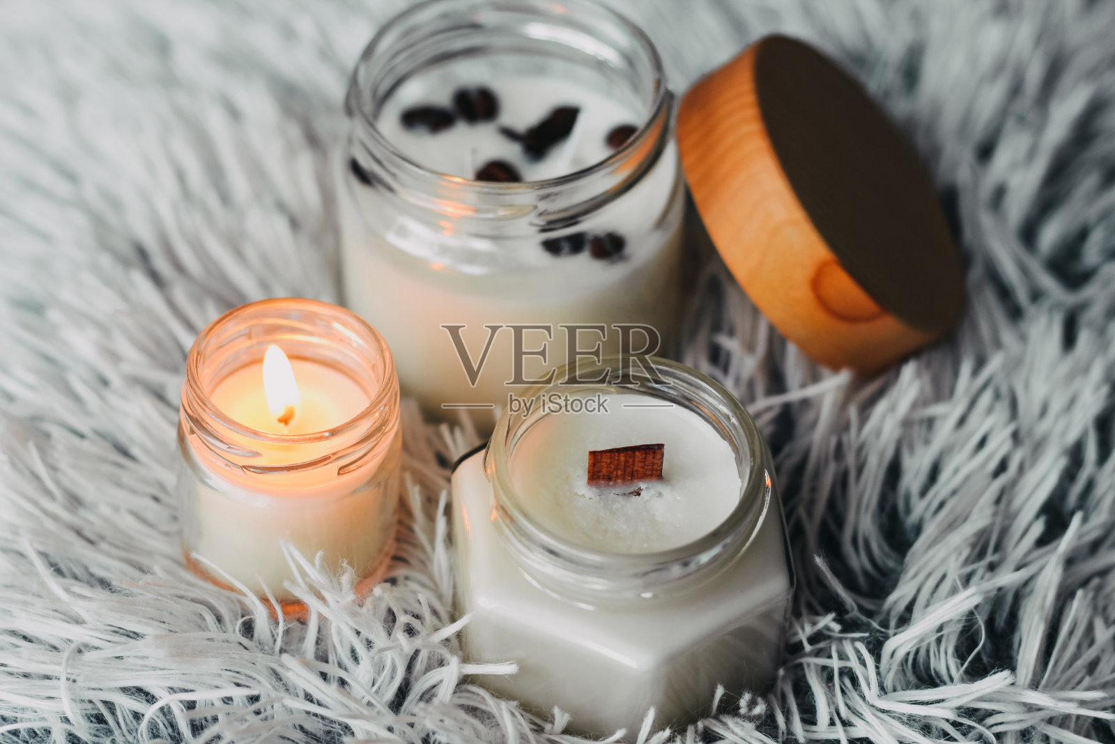 室内有香薰蜡烛。室内细节采用乳白色和冷色。冷暖色的组合。玻璃杯里的蜡烛照片摄影图片