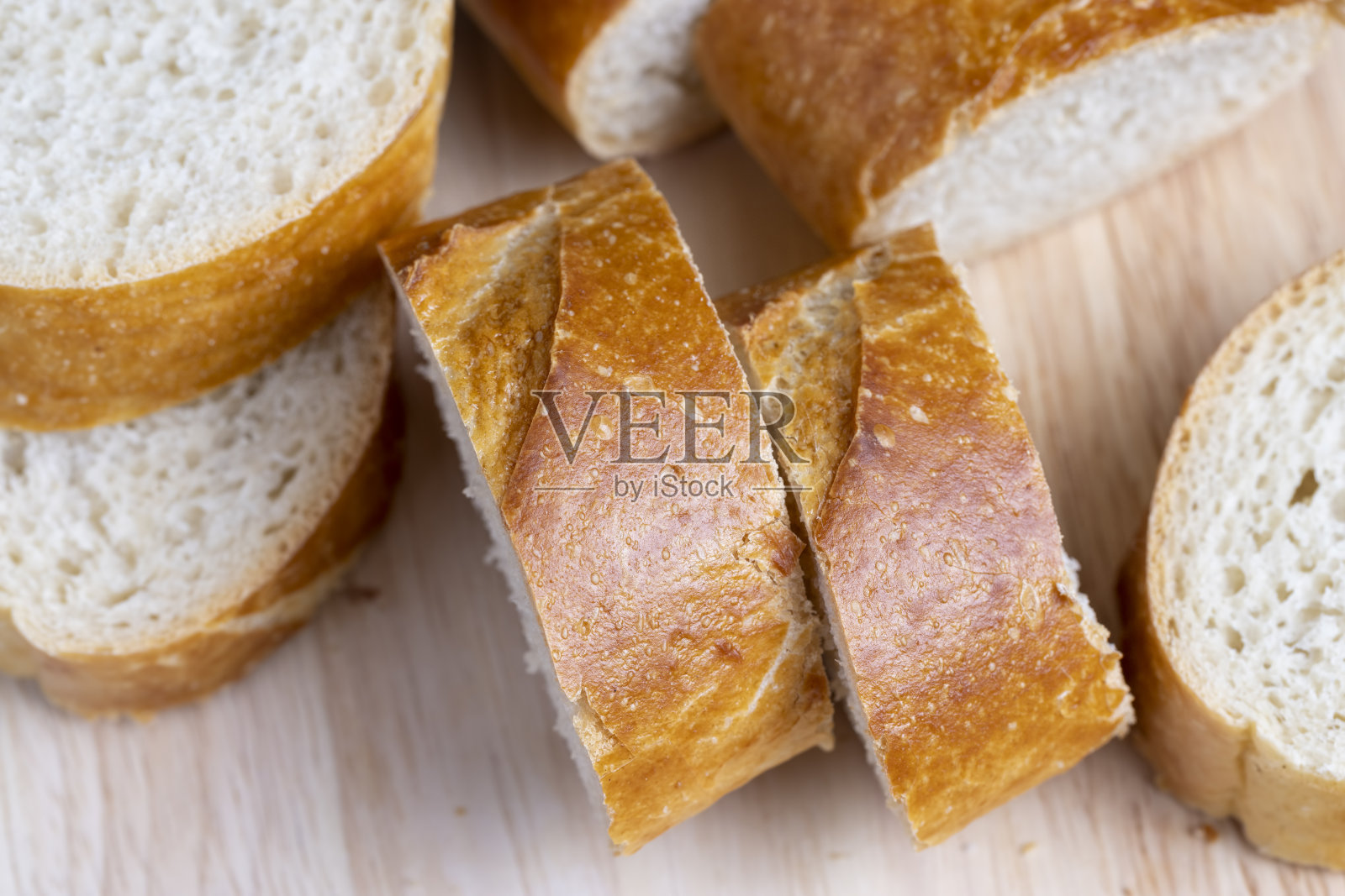 切成片的长法棍面包,外皮酥脆照片摄影图片