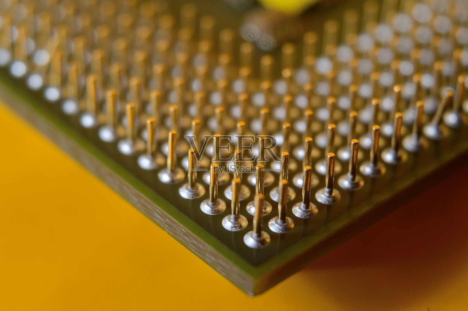 以微处理器为背景,介绍了微电路的主板。照片摄影图片