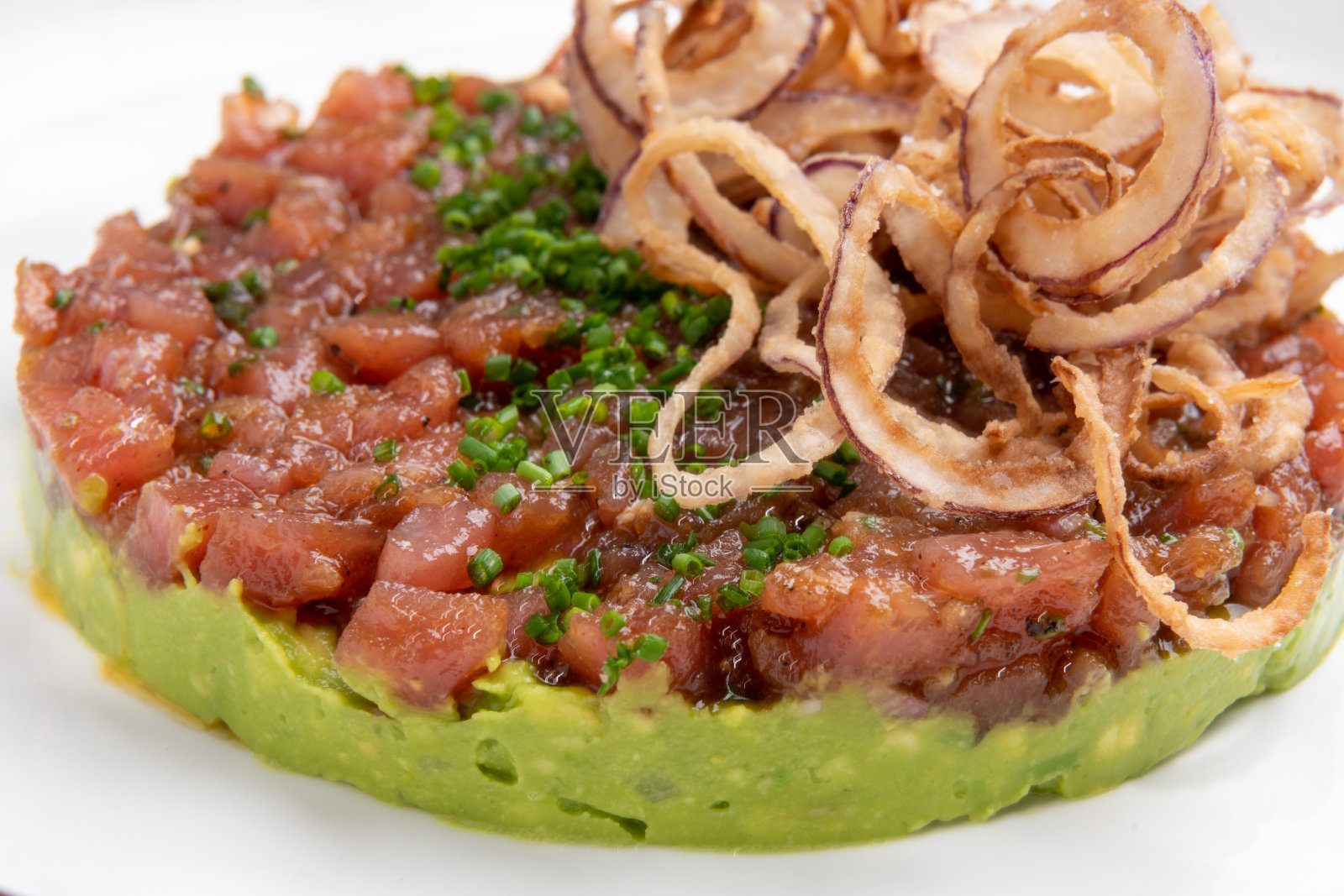 鞑靼金枪鱼配鳄梨色拉酱,智利和香葱照片摄影图片