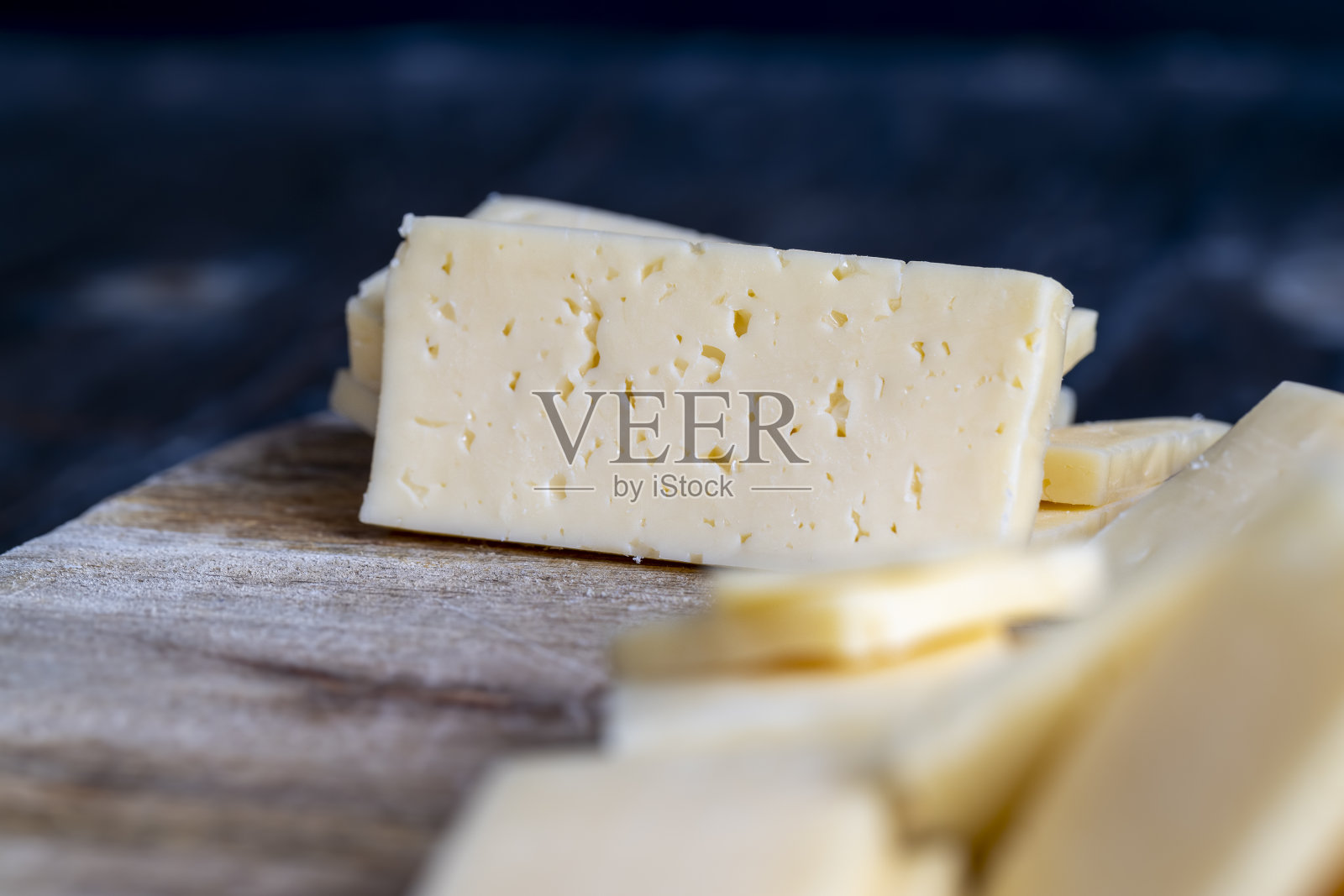 切成一块块的硬奶酪,加很多牛奶照片摄影图片