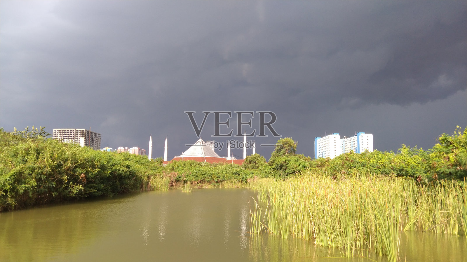 雨云下的绿湖照片摄影图片