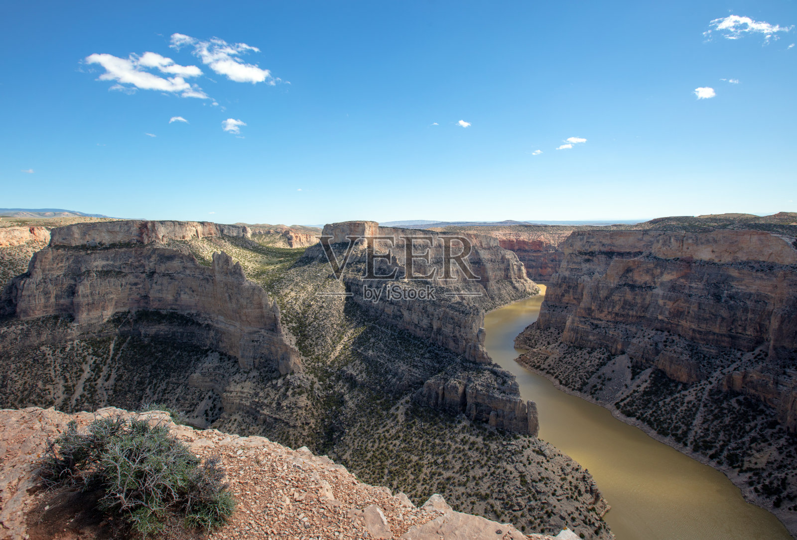 在美国蒙大拿州和怀俄明州边境的大角峡谷国家休闲区,从魔鬼峡谷俯瞰大角河照片摄影图片
