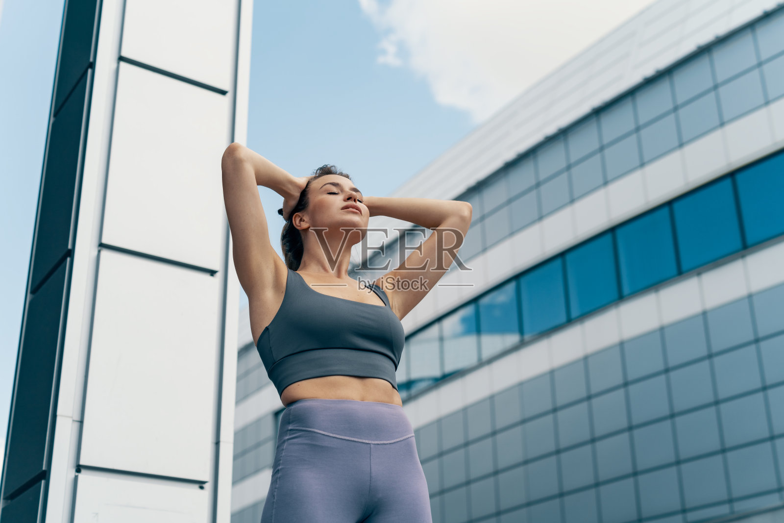运动女性在跑步后喘口气。穿着运动服的女人照片摄影图片
