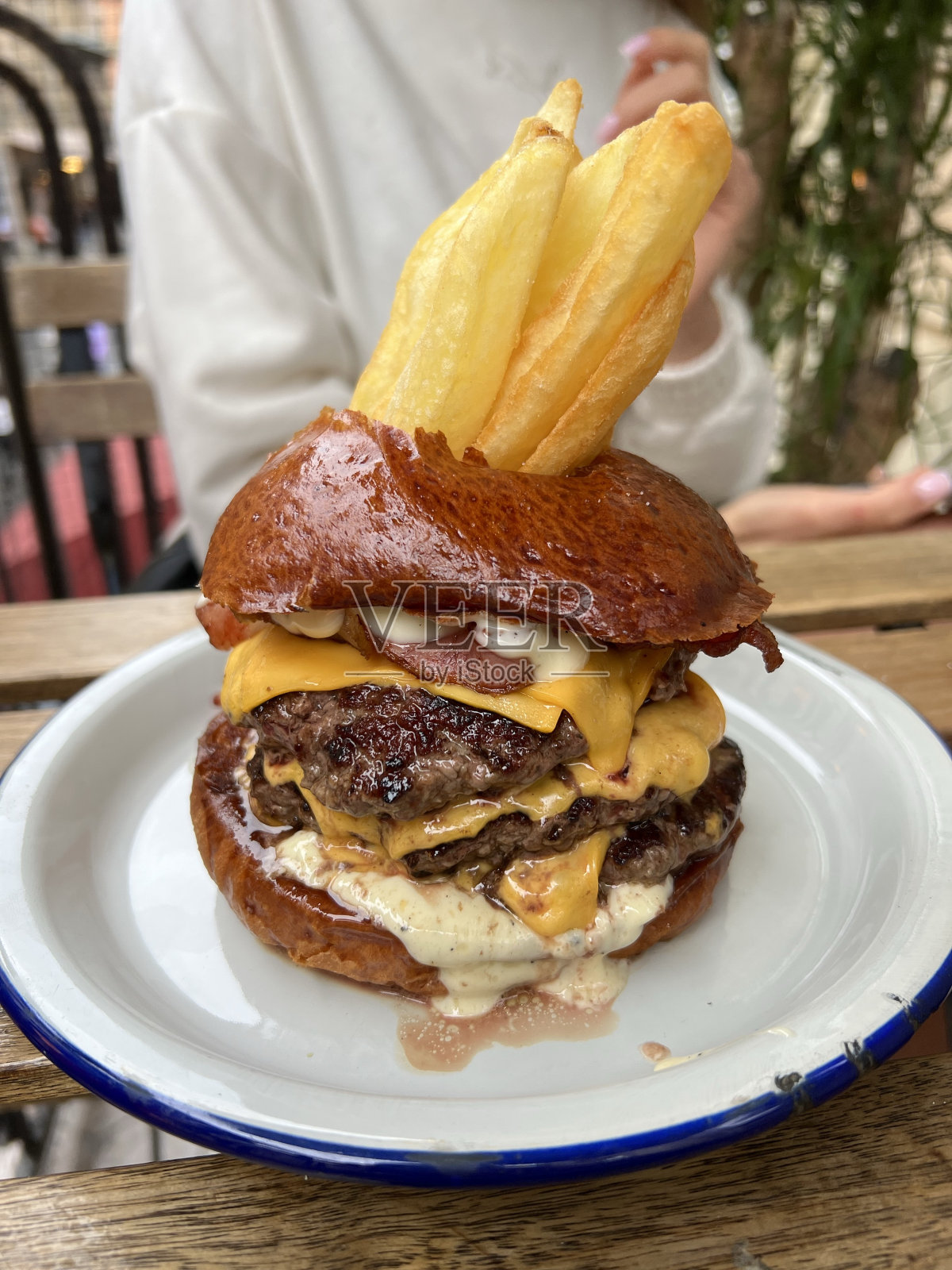 原味汉堡配薯条照片摄影图片