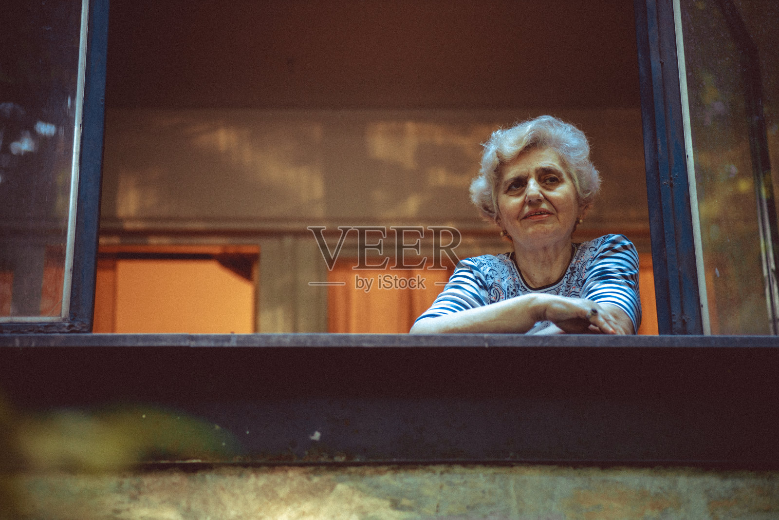 独自消磨时光的老妇人照片摄影图片