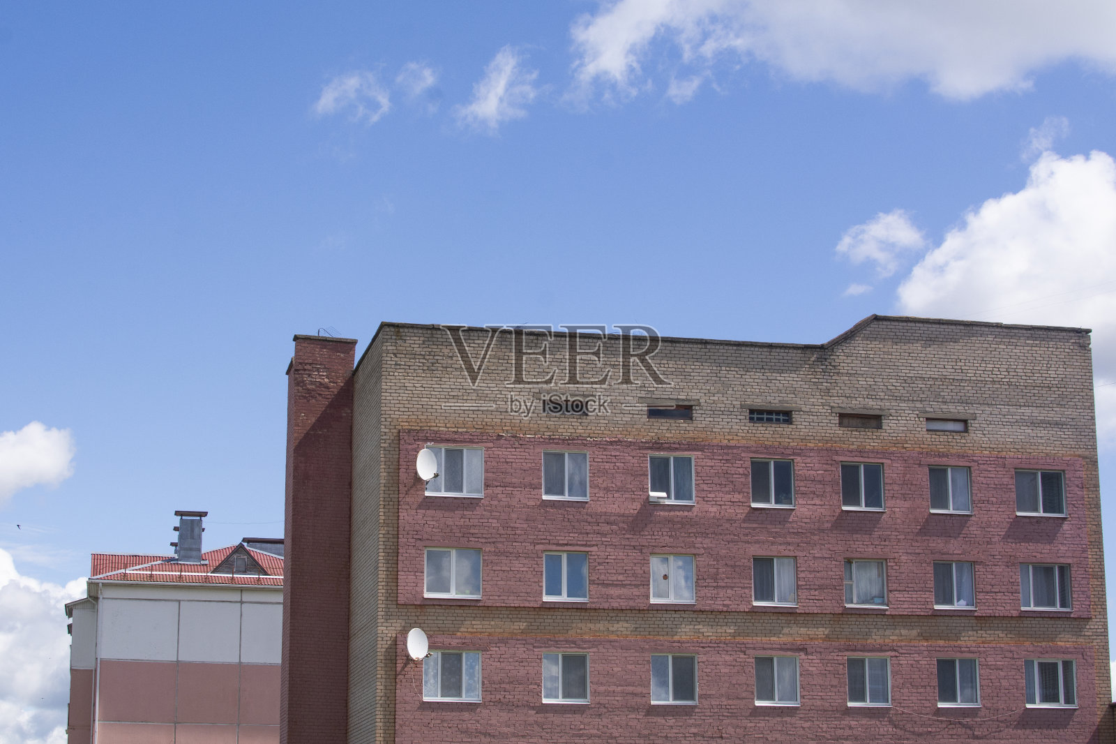 住宅楼映衬着蓝天。苏联的建筑照片摄影图片