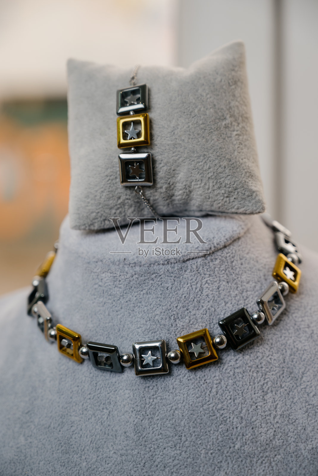 服饰珠宝。用人造珠宝制成的项链照片摄影图片