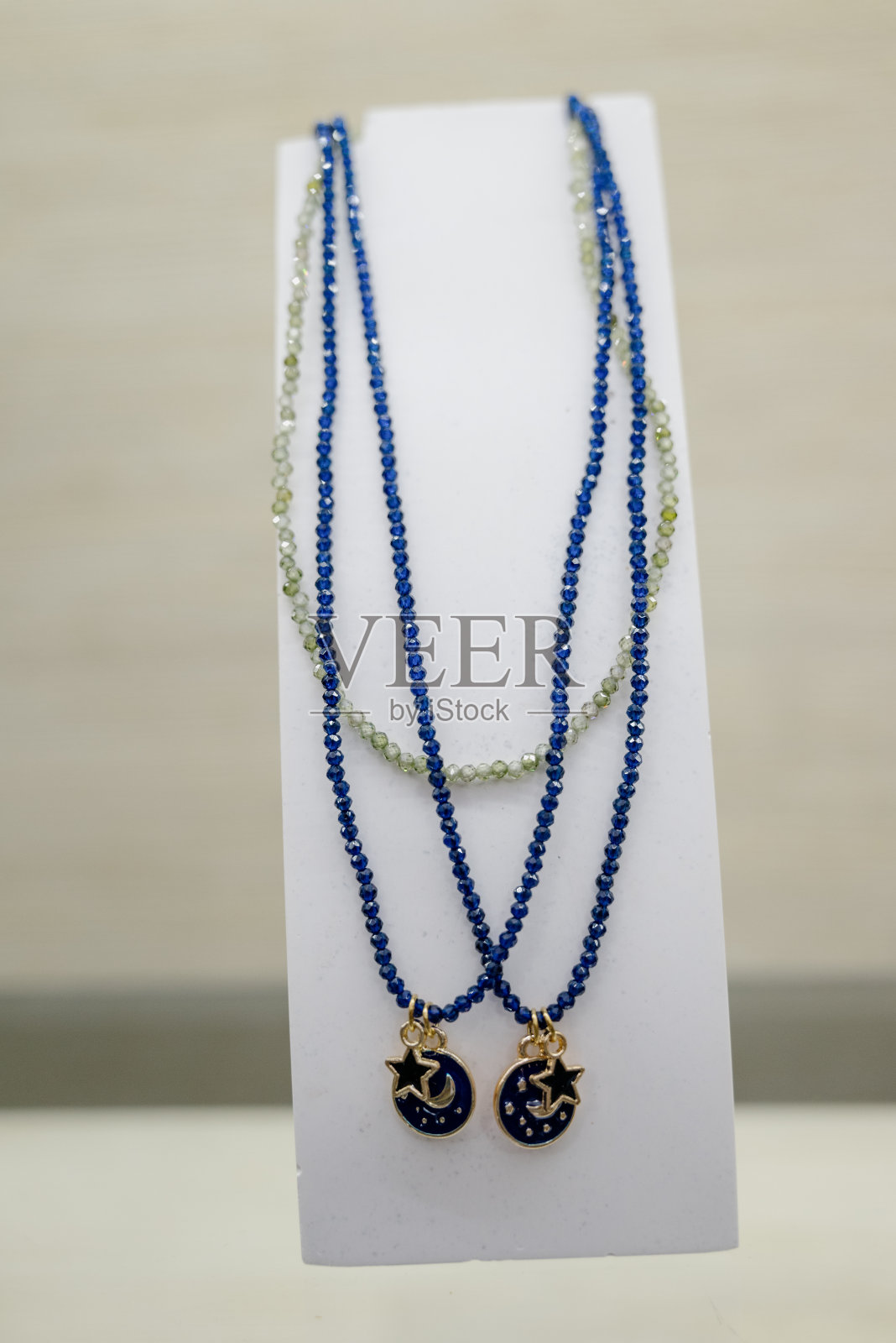 服饰珠宝。用人造珠宝制成的项链照片摄影图片