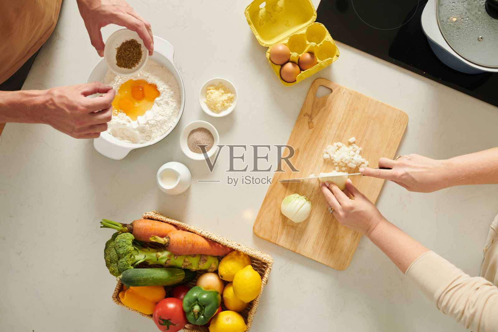 人们做馅饼的手照片摄影图片