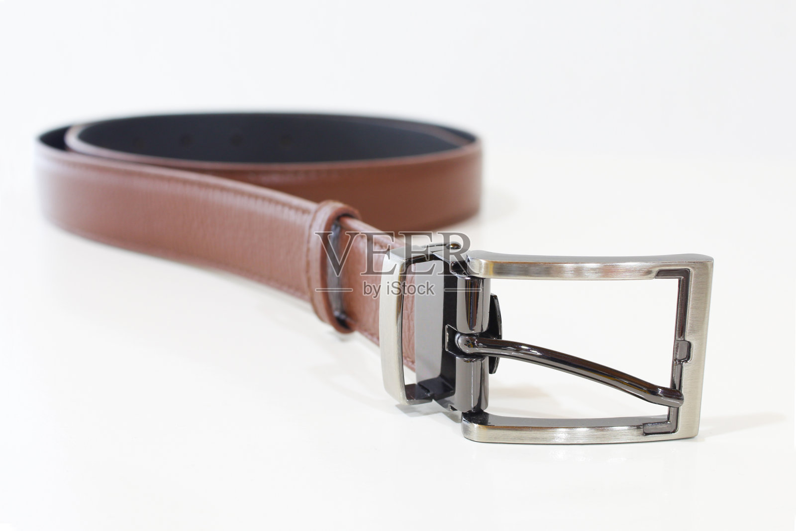 棕色皮带孤立在白色。男性带滚照片摄影图片