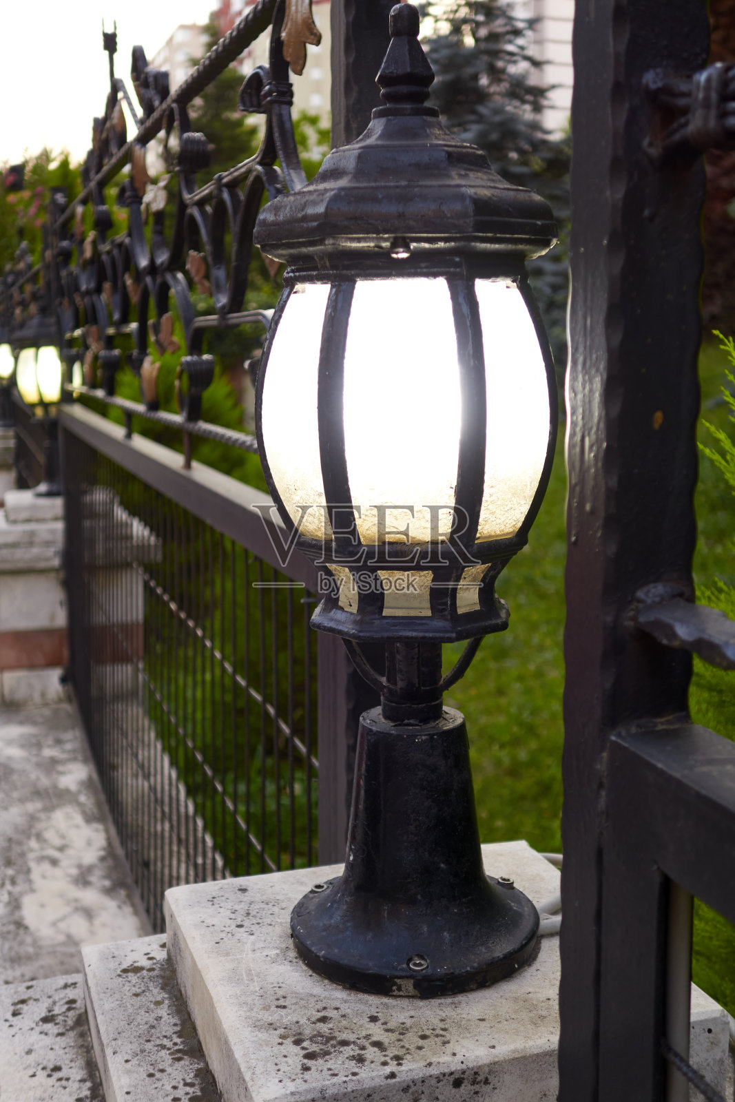 花园栅栏装饰与复古灯笼照片摄影图片