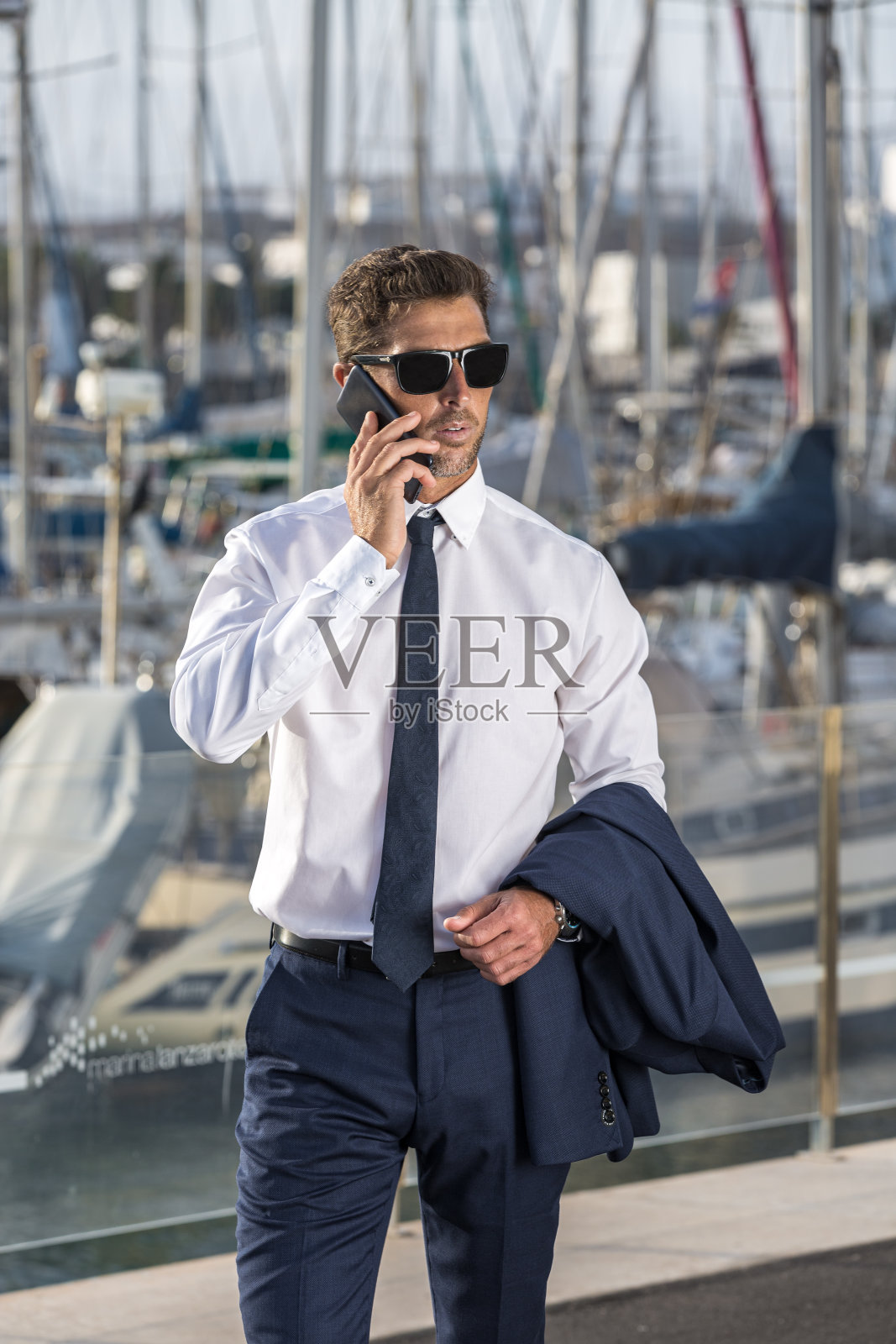 在港口接电话的严肃商人照片摄影图片