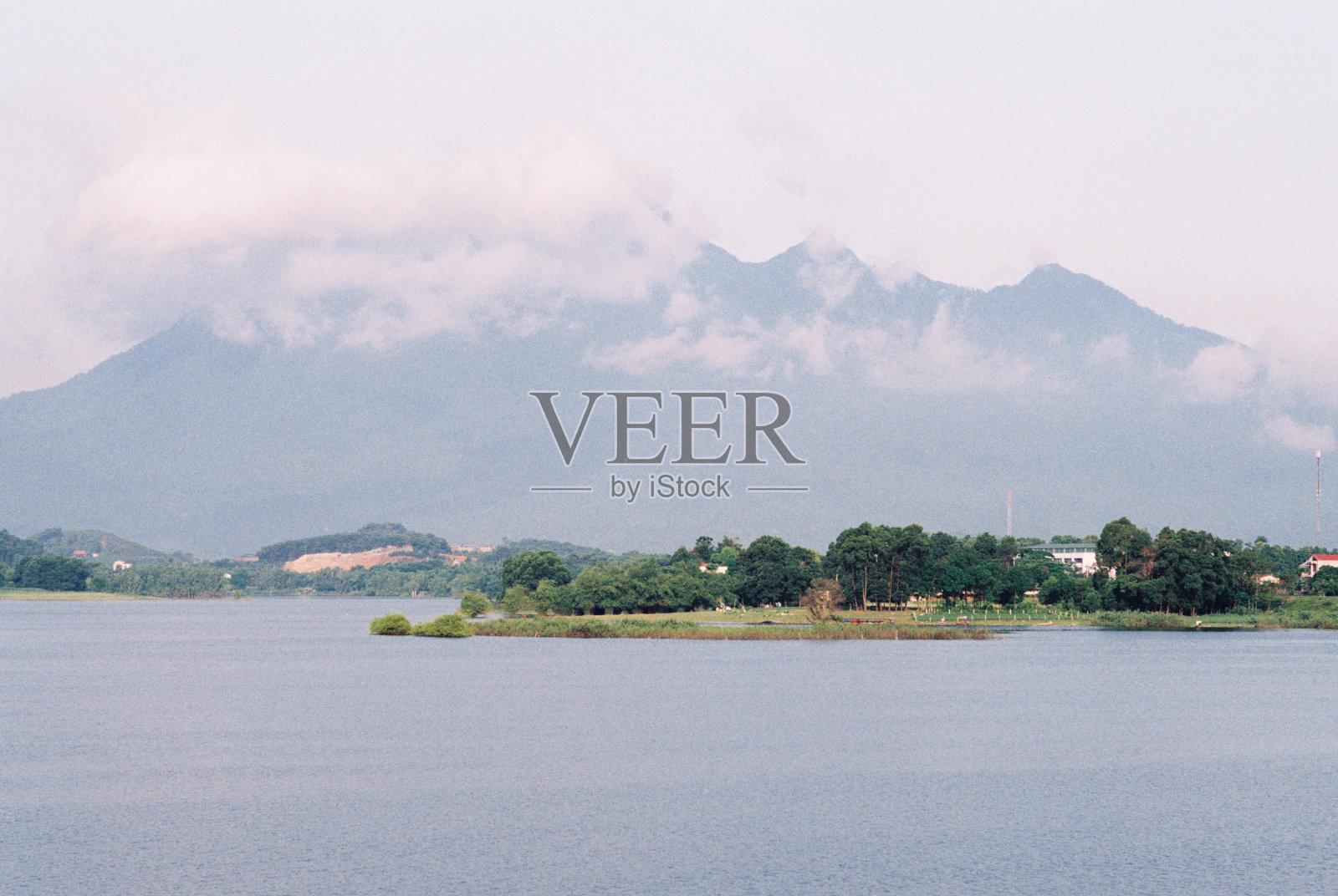 在越南河内的董墨湖看山照片摄影图片