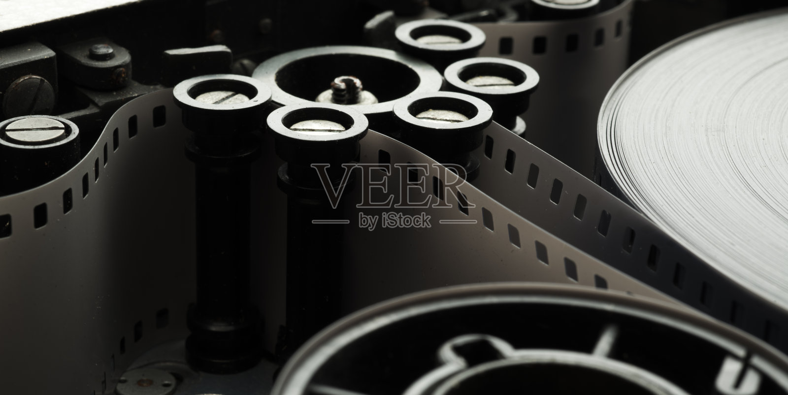 胶片照相机的卡带中的胶片。卡式磁带驱动机构中的负片。电影制作展示商业技术概念照片摄影图片