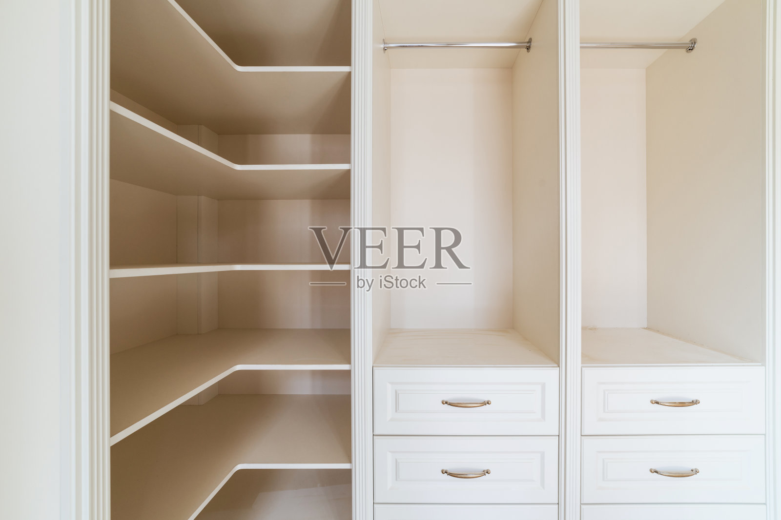 衣柜里有轻便的家具,许多架子和放东西的地方照片摄影图片